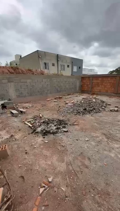 CASA COM 1 SUÍTE MAIS 2 DORMITÓRIOS NA LIMEIRA - Brusque - 