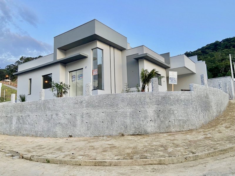 CASA COM 1 SUÍTE MAIS 2 DORMITÓRIOS NA LIMEIRA - Brusque - 