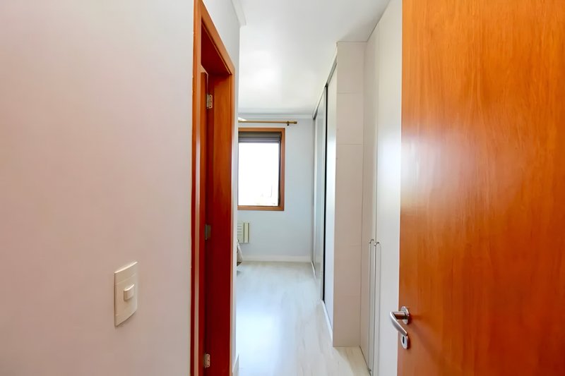 R$ 1.100.000 - ÚLTIMO ANDAR - 98M2 - 3 DORM - SUÍTE - 2 VAGAS - VISTA DEFINIDA - INFRA Rua Roque Calage Porto Alegre - 