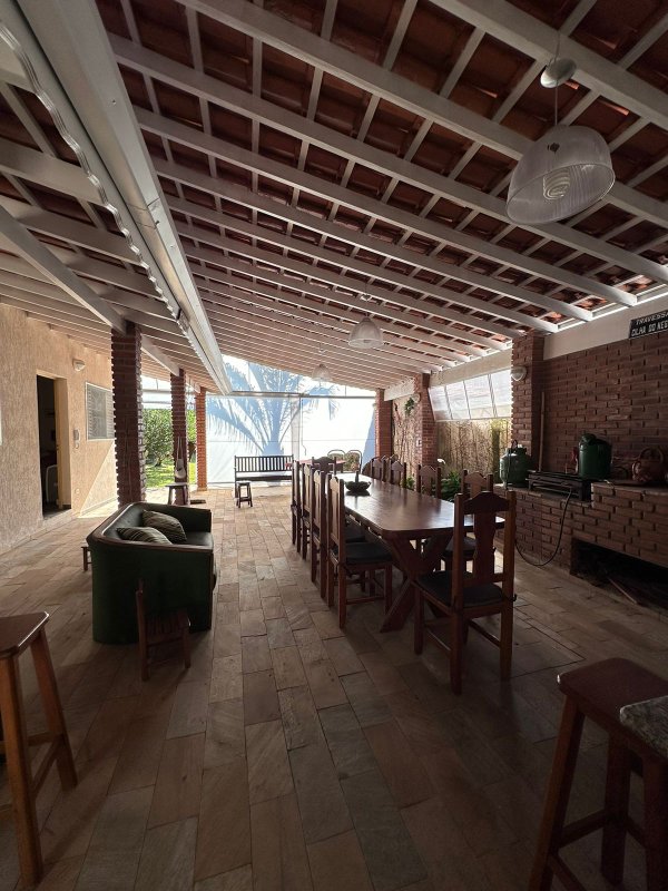 Casa térrea na Vila Oliveira com 03 dormitórios, 01 suíte, amplo quintal e edícula - Mogi das Cruzes - 