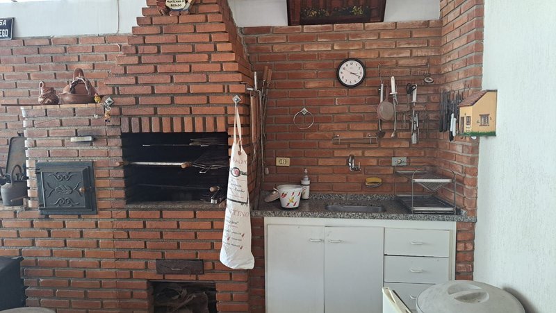 Casa térrea na Vila Oliveira com 03 dormitórios, 01 suíte, amplo quintal e edícula - Mogi das Cruzes - 
