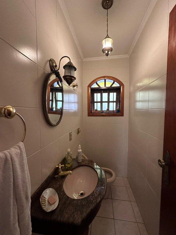Casa térrea na Vila Oliveira com 03 dormitórios, 01 suíte, amplo quintal e edícula - Mogi das Cruzes - 