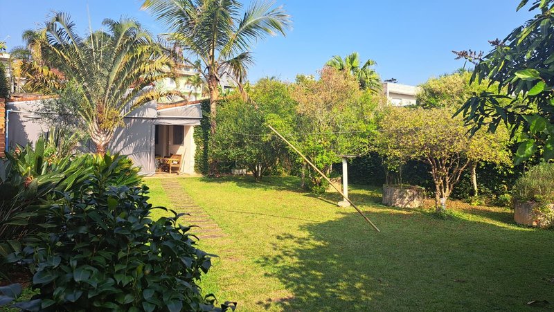 Casa térrea na Vila Oliveira com 03 dormitórios, 01 suíte, amplo quintal e edícula - Mogi das Cruzes - 