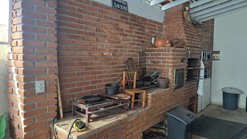 Casa térrea na Vila Oliveira com 03 dormitórios, 01 suíte, amplo quintal e edícula - Mogi das Cruzes - 