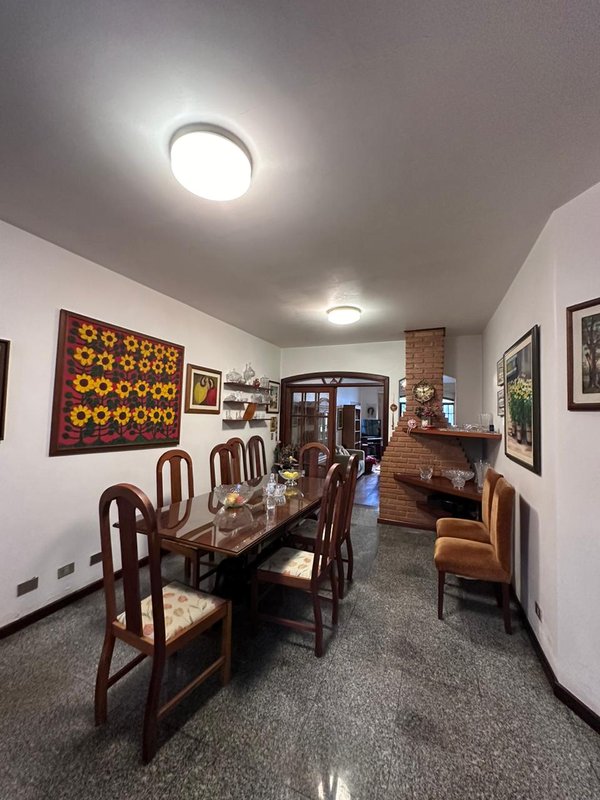 Casa térrea na Vila Oliveira com 03 dormitórios, 01 suíte, amplo quintal e edícula - Mogi das Cruzes - 