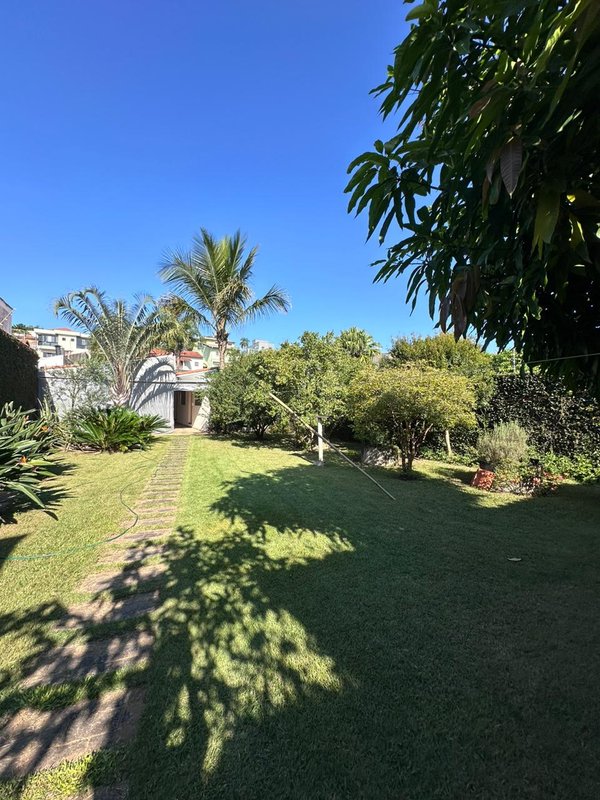 Casa térrea na Vila Oliveira com 03 dormitórios, 01 suíte, amplo quintal e edícula - Mogi das Cruzes - 