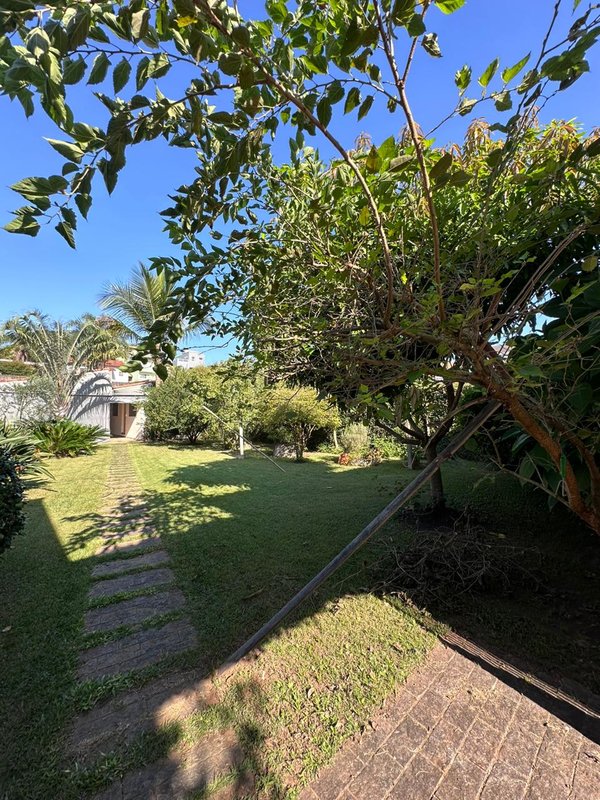 Casa térrea na Vila Oliveira com 03 dormitórios, 01 suíte, amplo quintal e edícula - Mogi das Cruzes - 