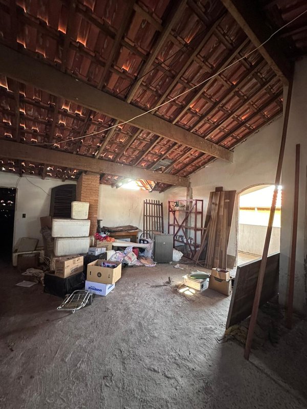 Casa térrea na Vila Oliveira com 03 dormitórios, 01 suíte, amplo quintal e edícula - Mogi das Cruzes - 