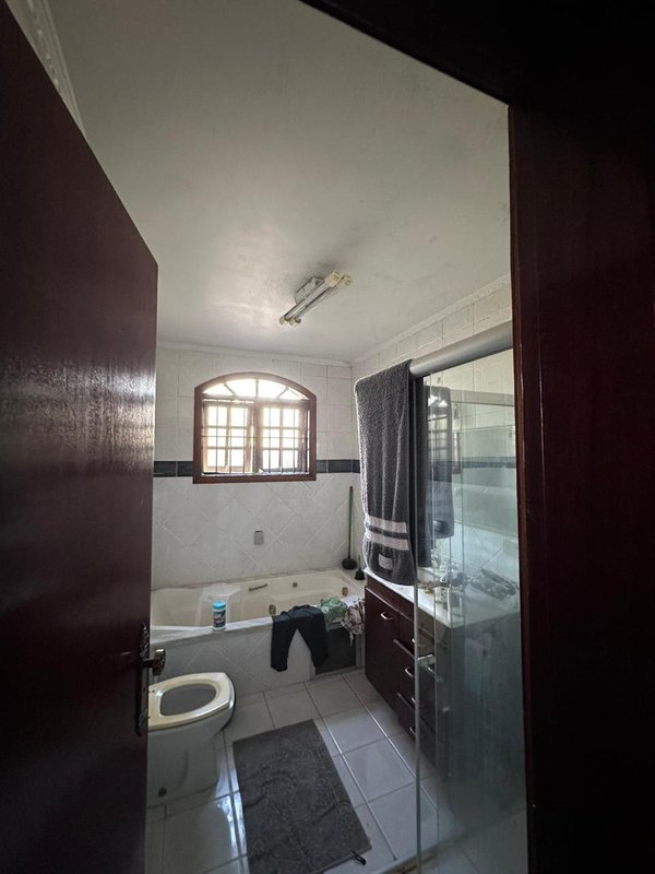 Casa térrea na Vila Oliveira com 03 dormitórios, 01 suíte, amplo quintal e edícula - Mogi das Cruzes - 