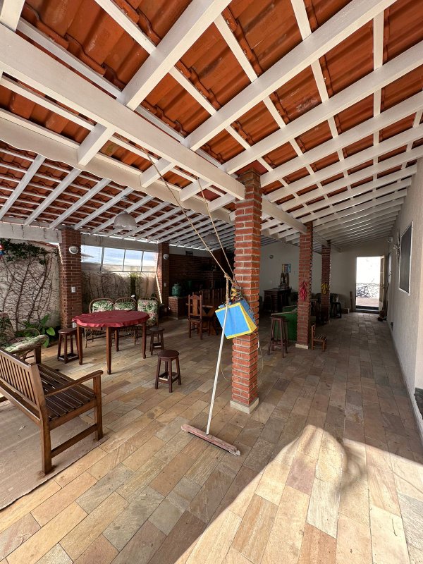Casa térrea na Vila Oliveira com 03 dormitórios, 01 suíte, amplo quintal e edícula - Mogi das Cruzes - 