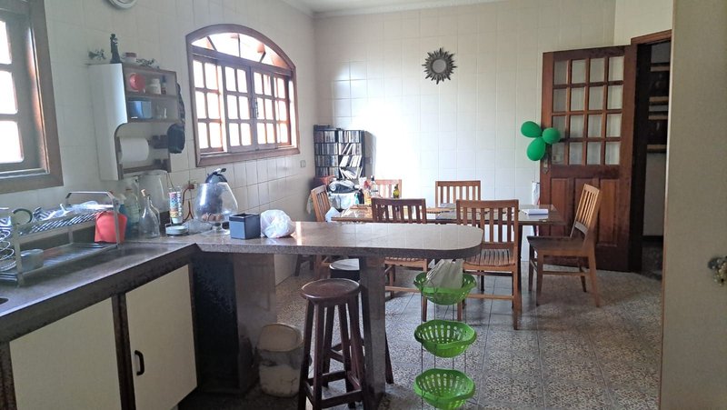 Casa térrea na Vila Oliveira com 03 dormitórios, 01 suíte, amplo quintal e edícula - Mogi das Cruzes - 