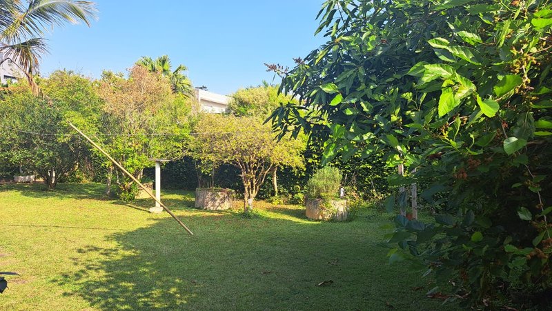 Casa térrea na Vila Oliveira com 03 dormitórios, 01 suíte, amplo quintal e edícula - Mogi das Cruzes - 