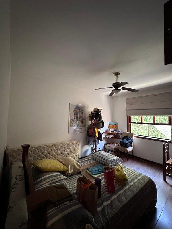 Casa térrea na Vila Oliveira com 03 dormitórios, 01 suíte, amplo quintal e edícula - Mogi das Cruzes - 
