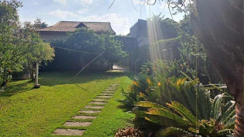 Casa térrea na Vila Oliveira com 03 dormitórios, 01 suíte, amplo quintal e edícula - Mogi das Cruzes - 