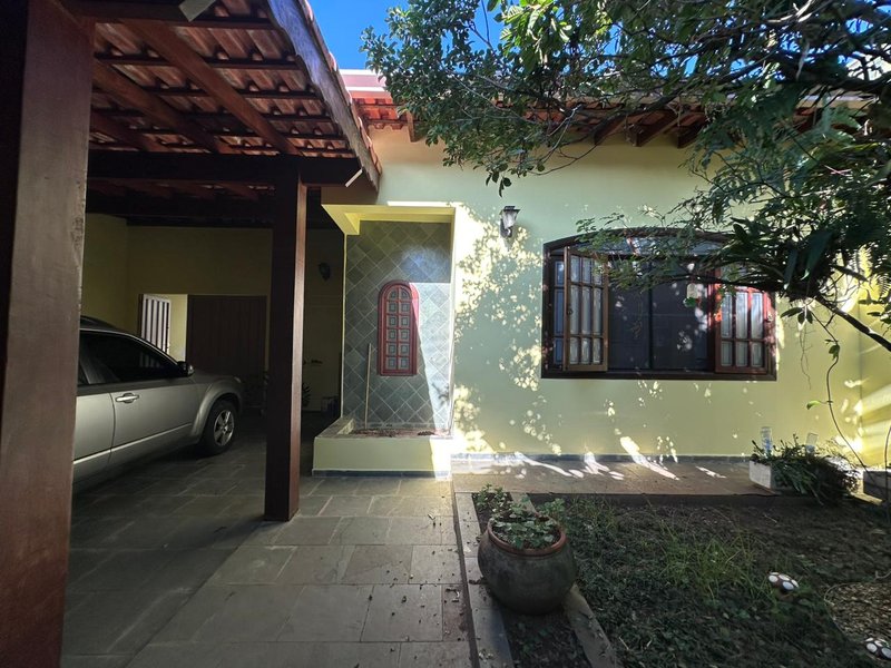 Casa térrea na Vila Oliveira com 03 dormitórios, 01 suíte, amplo quintal e edícula - Mogi das Cruzes - 