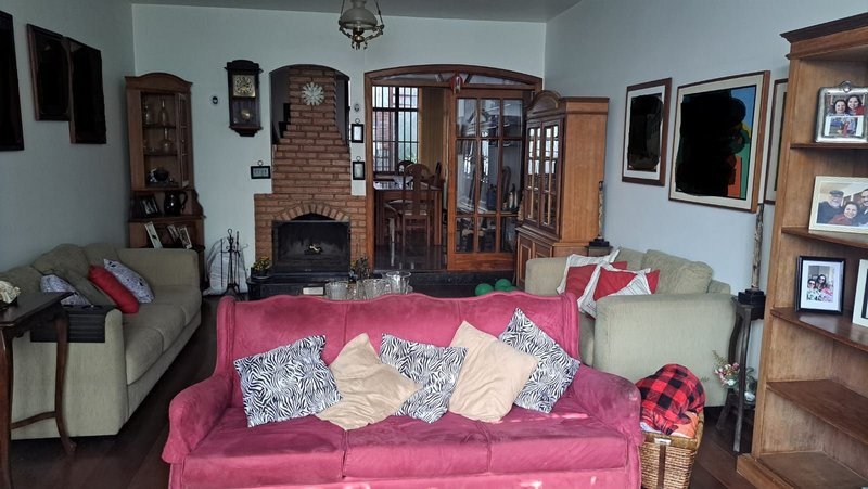 Casa térrea na Vila Oliveira com 03 dormitórios, 01 suíte, amplo quintal e edícula - Mogi das Cruzes - 