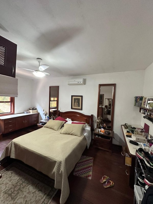 Casa térrea na Vila Oliveira com 03 dormitórios, 01 suíte, amplo quintal e edícula - Mogi das Cruzes - 