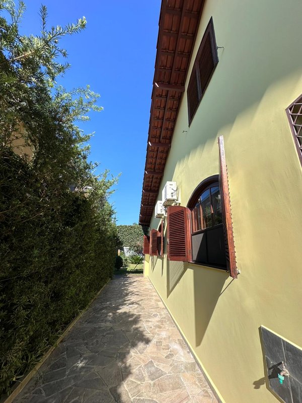 Casa térrea na Vila Oliveira com 03 dormitórios, 01 suíte, amplo quintal e edícula - Mogi das Cruzes - 