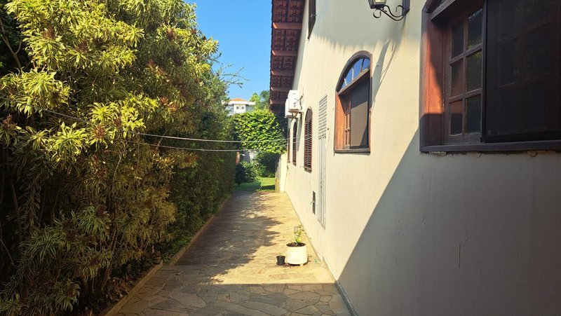 Casa térrea na Vila Oliveira com 03 dormitórios, 01 suíte, amplo quintal e edícula - Mogi das Cruzes - 