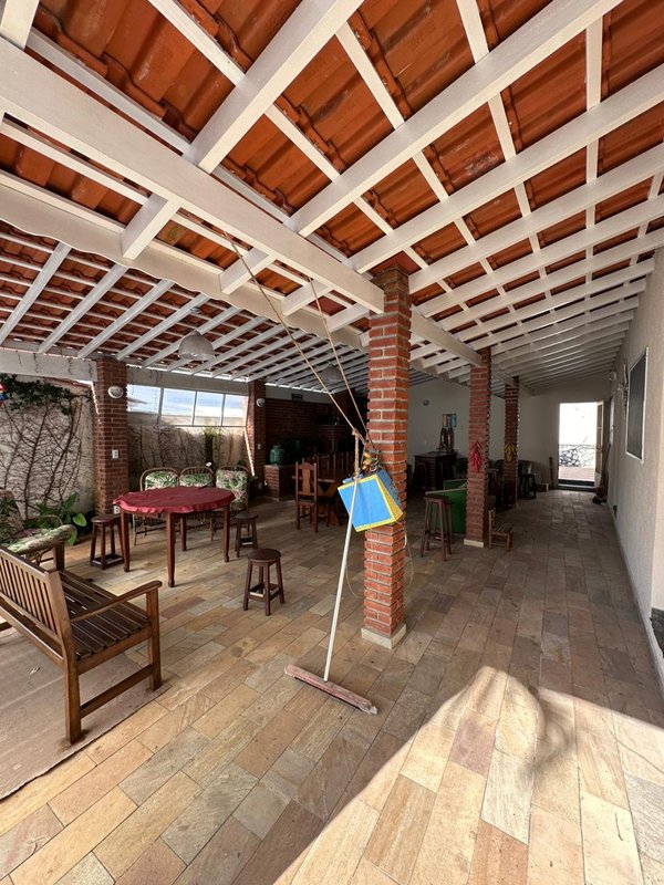 Casa térrea na Vila Oliveira com 03 dormitórios, 01 suíte, amplo quintal e edícula - Mogi das Cruzes - 