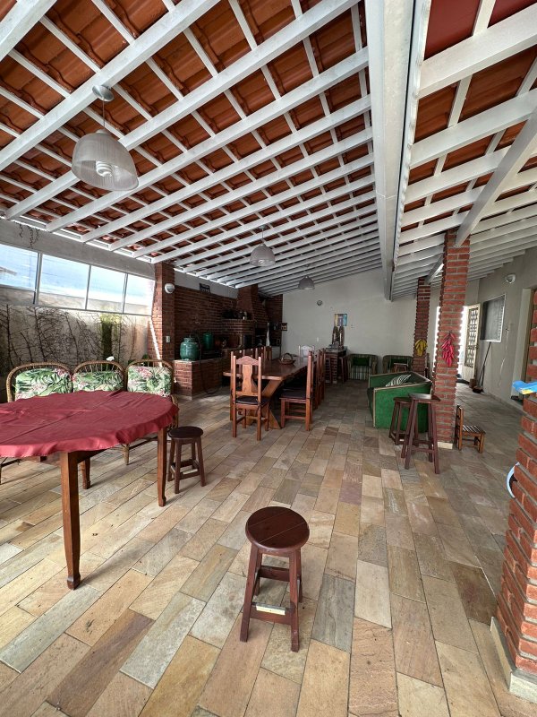 Casa térrea na Vila Oliveira com 03 dormitórios, 01 suíte, amplo quintal e edícula - Mogi das Cruzes - 