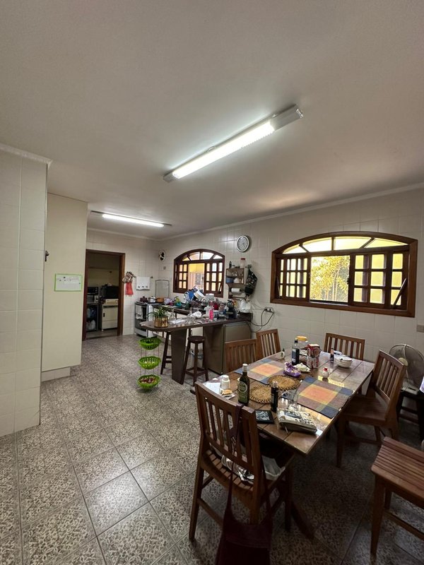Casa térrea na Vila Oliveira com 03 dormitórios, 01 suíte, amplo quintal e edícula - Mogi das Cruzes - 