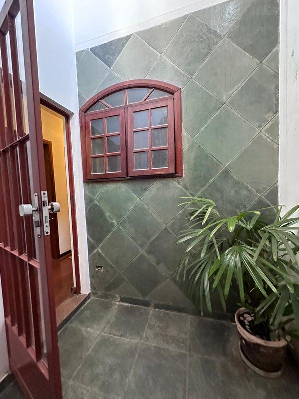 Casa térrea na Vila Oliveira com 03 dormitórios, 01 suíte, amplo quintal e edícula - Mogi das Cruzes - 