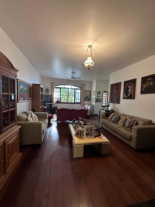 Casa térrea na Vila Oliveira com 03 dormitórios, 01 suíte, amplo quintal e edícula - Mogi das Cruzes - 