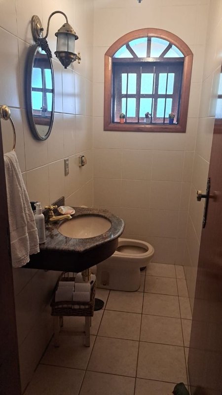 Casa térrea na Vila Oliveira com 03 dormitórios, 01 suíte, amplo quintal e edícula - Mogi das Cruzes - 