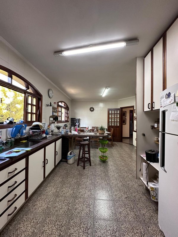 Casa térrea na Vila Oliveira com 03 dormitórios, 01 suíte, amplo quintal e edícula - Mogi das Cruzes - 