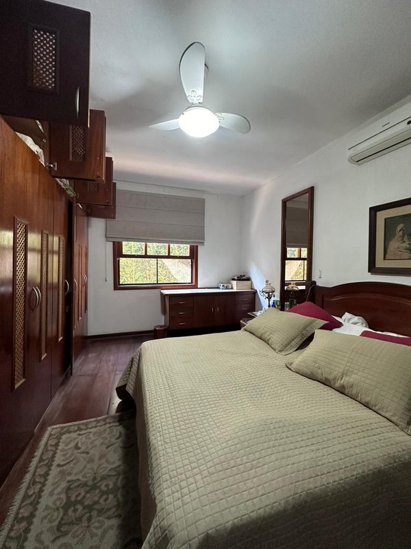 Casa térrea na Vila Oliveira com 03 dormitórios, 01 suíte, amplo quintal e edícula - Mogi das Cruzes - 