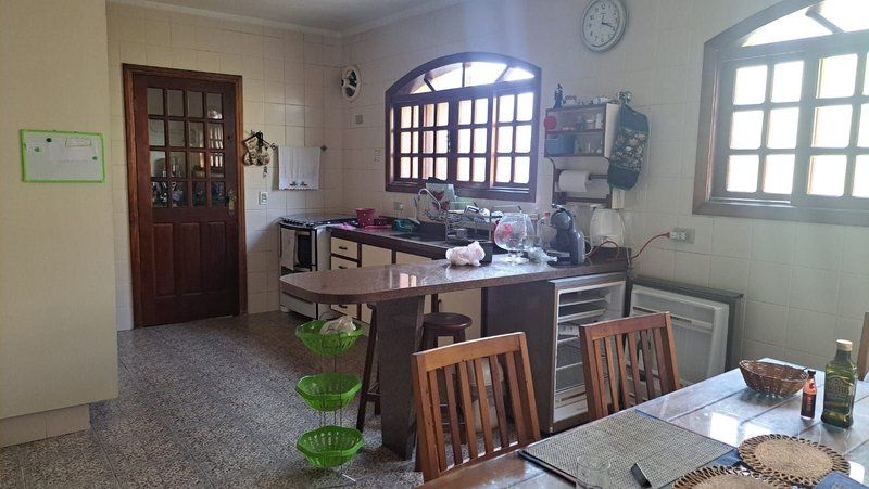 Casa térrea na Vila Oliveira com 03 dormitórios, 01 suíte, amplo quintal e edícula - Mogi das Cruzes - 