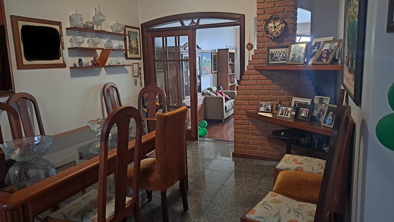 Casa térrea na Vila Oliveira com 03 dormitórios, 01 suíte, amplo quintal e edícula - Mogi das Cruzes - 