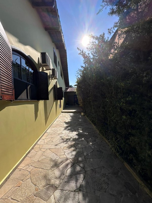 Casa térrea na Vila Oliveira com 03 dormitórios, 01 suíte, amplo quintal e edícula - Mogi das Cruzes - 