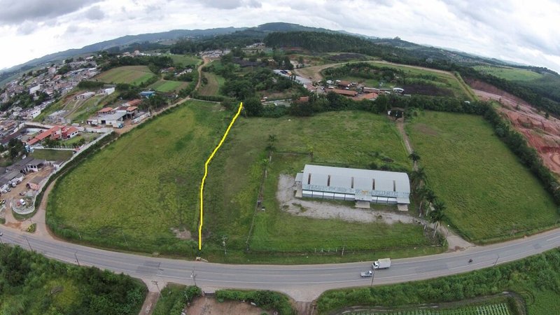 Terreno comercial com 32mil m2 ,com galpão todo fechado de 1.000m2, 200m de frente - Biritiba-Mirim - 