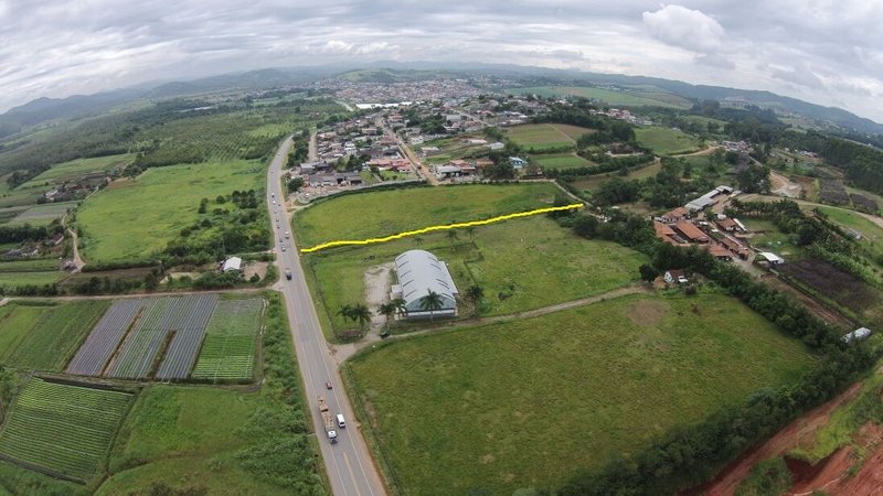 Terreno comercial com 32mil m2 ,com galpão todo fechado de 1.000m2, 200m de frente - Biritiba-Mirim - 