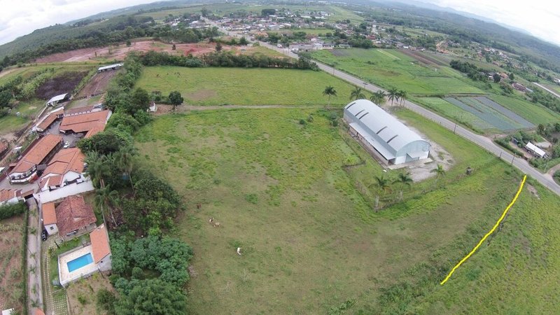 Terreno comercial com 32mil m2 ,com galpão todo fechado de 1.000m2, 200m de frente - Biritiba-Mirim - 