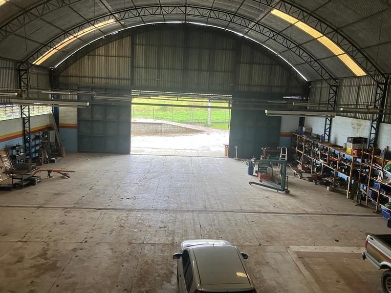 Terreno comercial com 32mil m2 ,com galpão todo fechado de 1.000m2, 200m de frente - Biritiba-Mirim - 