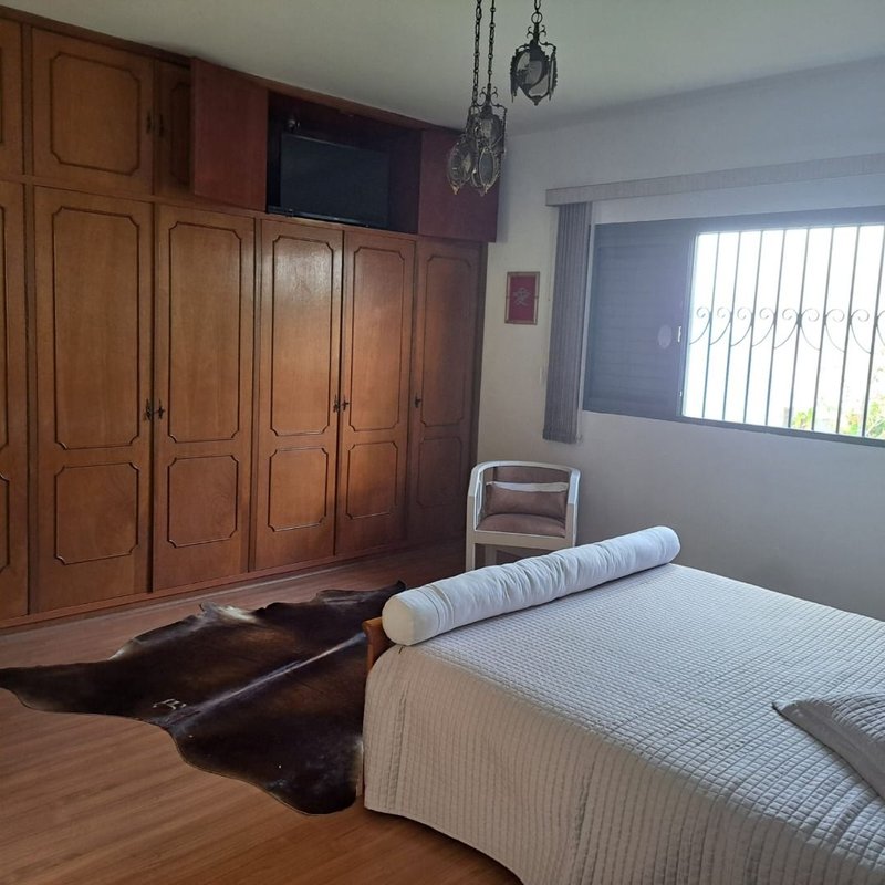 Linda Casa, no miolo da Vila Oliveira. Assobradado com 03 dormitórios sendo 02 suítes - Mogi das Cruzes - 