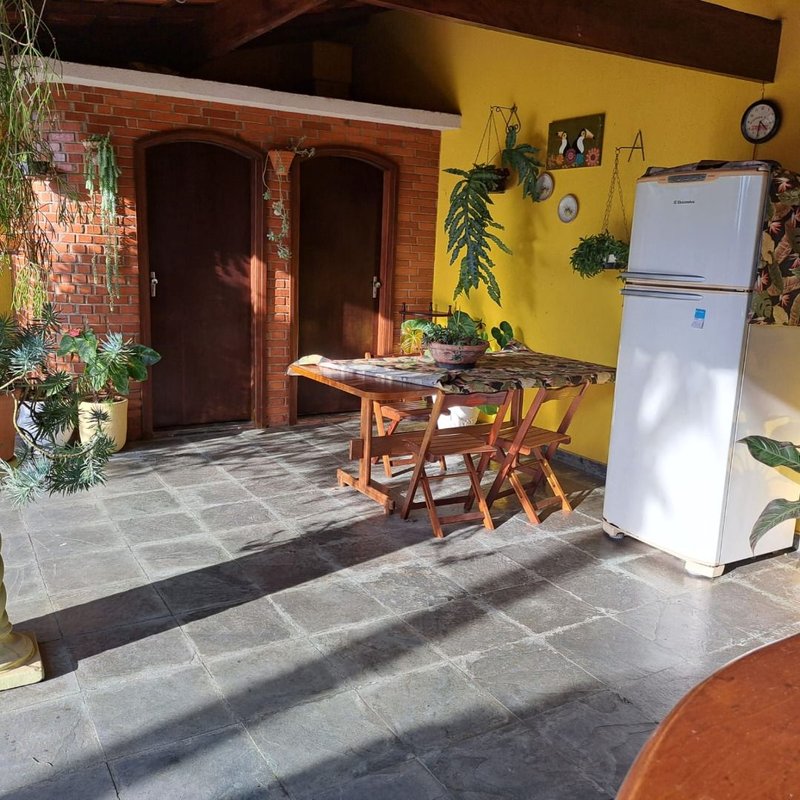 Linda Casa, no miolo da Vila Oliveira. Assobradado com 03 dormitórios sendo 02 suítes - Mogi das Cruzes - 
