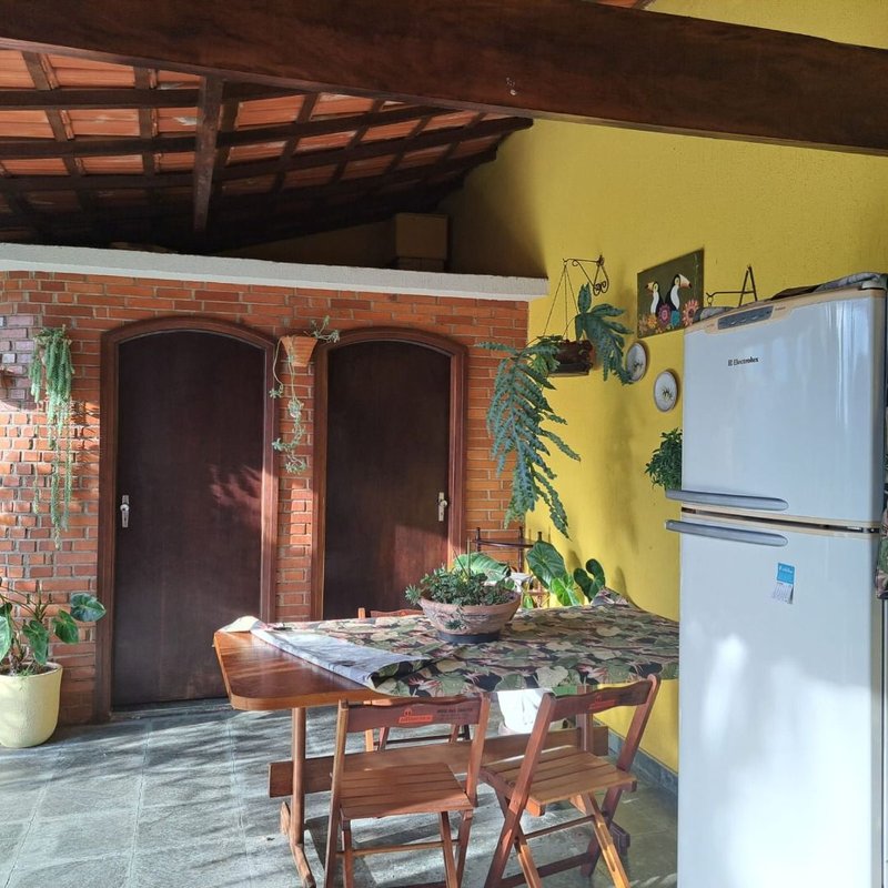 Linda Casa, no miolo da Vila Oliveira. Assobradado com 03 dormitórios sendo 02 suítes - Mogi das Cruzes - 