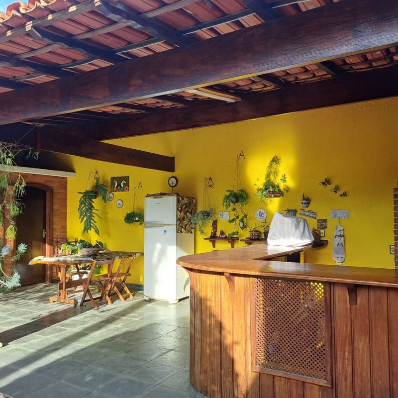 Linda Casa, no miolo da Vila Oliveira. Assobradado com 03 dormitórios sendo 02 suítes - Mogi das Cruzes - 