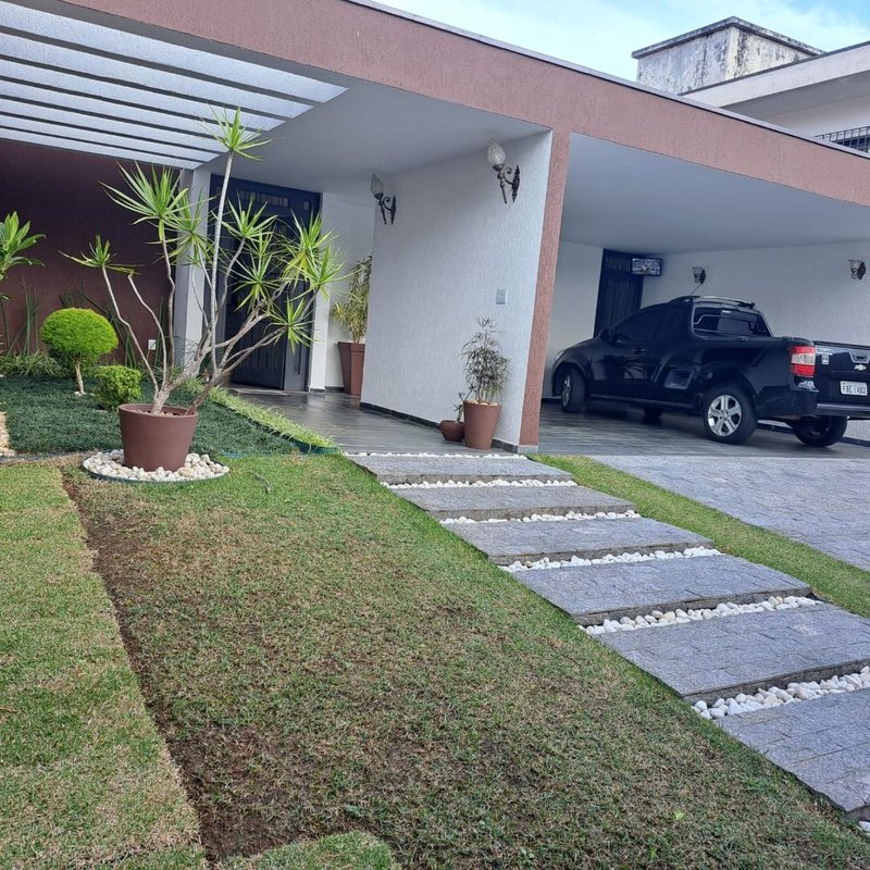Linda Casa, no miolo da Vila Oliveira. Assobradado com 03 dormitórios sendo 02 suítes - Mogi das Cruzes - 