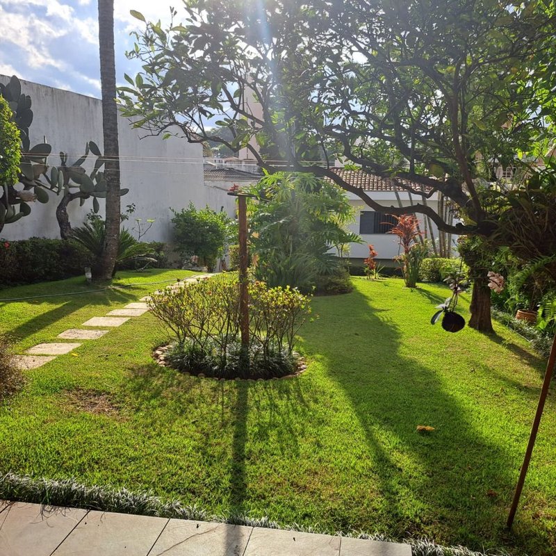 Linda Casa, no miolo da Vila Oliveira. Assobradado com 03 dormitórios sendo 02 suítes - Mogi das Cruzes - 