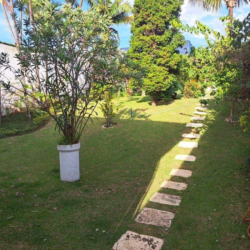 Linda Casa, no miolo da Vila Oliveira. Assobradado com 03 dormitórios sendo 02 suítes - Mogi das Cruzes - 