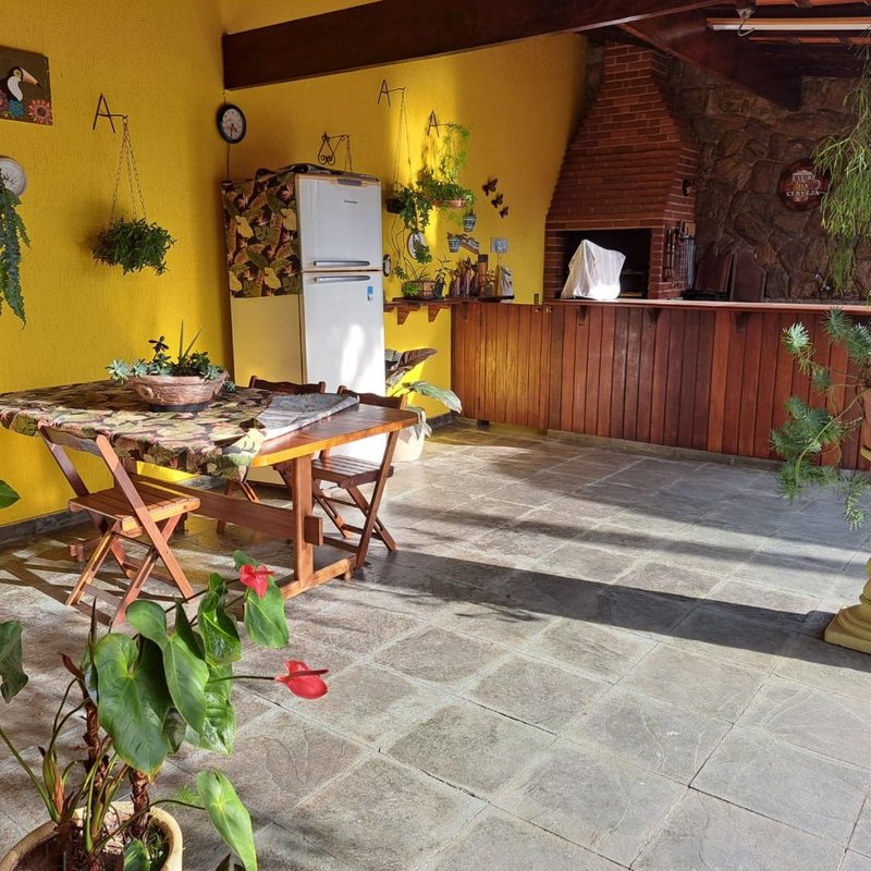 Linda Casa, no miolo da Vila Oliveira. Assobradado com 03 dormitórios sendo 02 suítes - Mogi das Cruzes - 