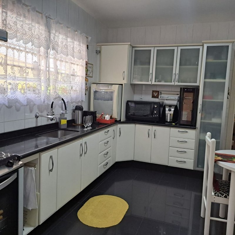 Linda Casa, no miolo da Vila Oliveira. Assobradado com 03 dormitórios sendo 02 suítes - Mogi das Cruzes - 