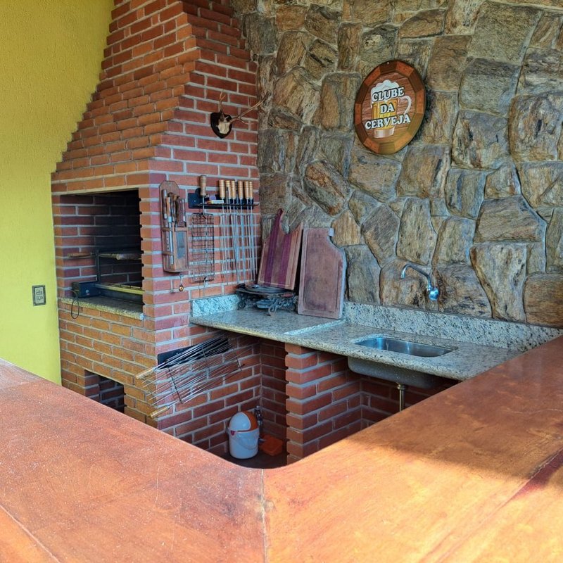 Linda Casa, no miolo da Vila Oliveira. Assobradado com 03 dormitórios sendo 02 suítes - Mogi das Cruzes - 