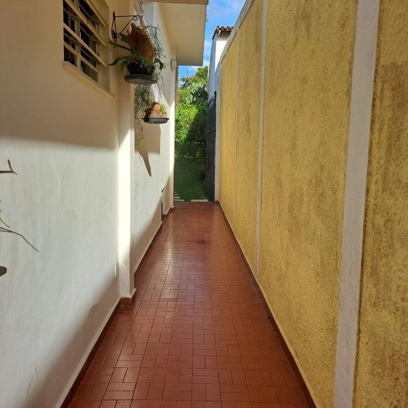 Linda Casa, no miolo da Vila Oliveira. Assobradado com 03 dormitórios sendo 02 suítes - Mogi das Cruzes - 