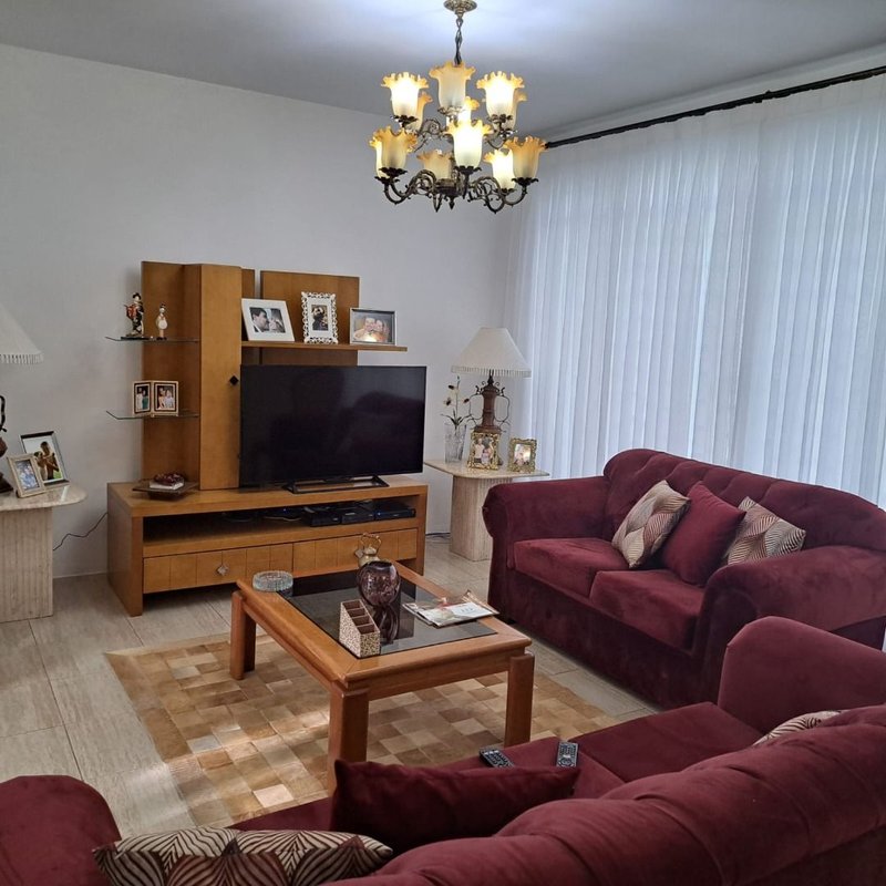 Linda Casa, no miolo da Vila Oliveira. Assobradado com 03 dormitórios sendo 02 suítes - Mogi das Cruzes - 